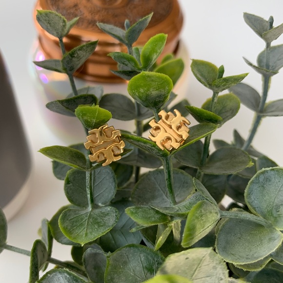 Tory Burch T Logo Small Stud Earrings - 16k gold - Picture 8 of 12